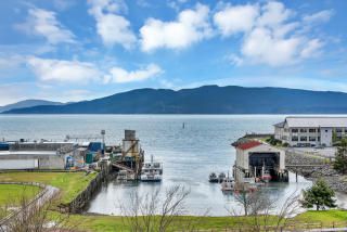 1301 Holly St, Bellingham WA 98225-2933 exterior
