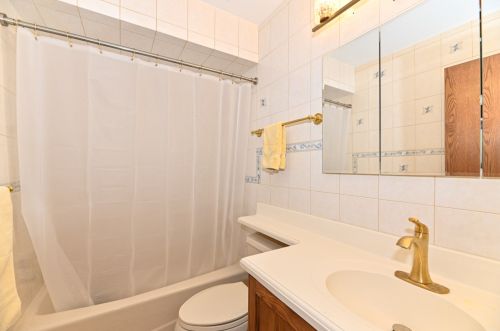 2490 Graylog Ln, Waukesha WI  53151-2924 exterior