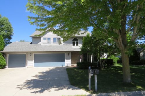 706 Oakwood Ln, Watertown, WI 53094-6047
