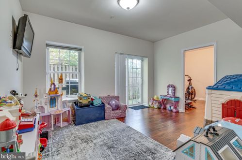 2998 Chinkapin Oak Ln, Woodbridge VA  22191-7514 exterior