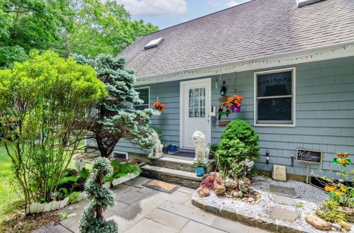 9 Cedar Dr, East Hampton NY  11937-1477 exterior