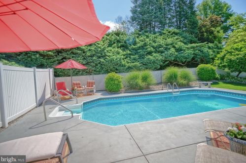 475 Woodcrest Dr, Navy Sup Dpt PA 17050-6854 exterior