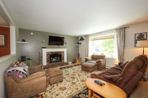 18 Hunter Ct, Goffstown NH  03045-1629 exterior