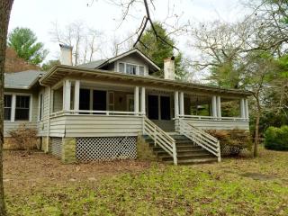 915 Hillcrest St, Hendersonville, NC 28739-5627