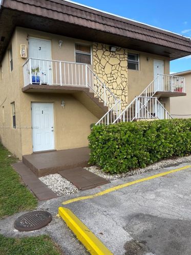 165 7th St, Hialeah, FL 33010-4411