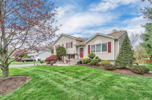4 Waterford Cir, Washingtonville, NY 10992-1145