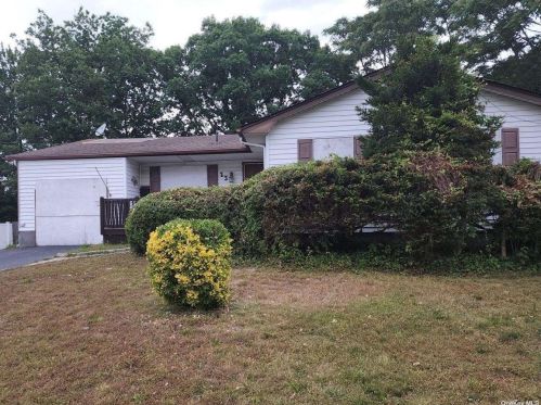 23 Midwood Rd, Babylon, NY 11704-6606