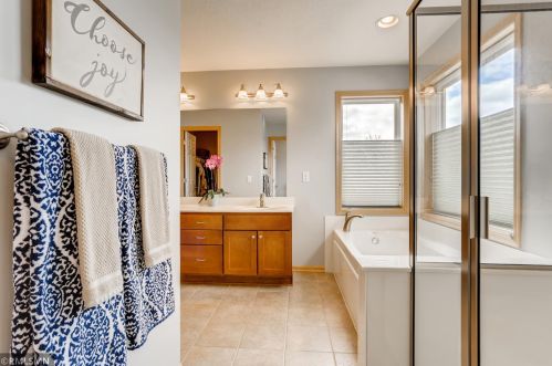 1136 Kerber Pass, Chaska MN 55318-5402 exterior