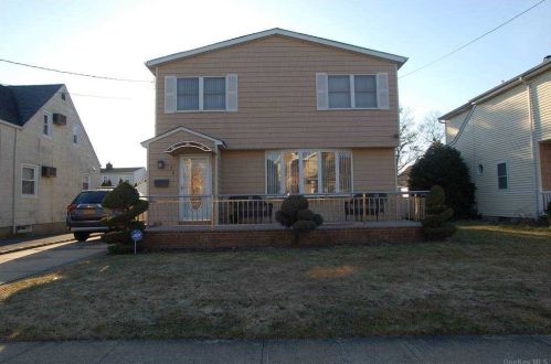 35 Heywood St, New Hyde Park, NY 11040-2411