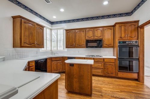 2401 Creekside Cir, Irving TX 75063-3355 exterior