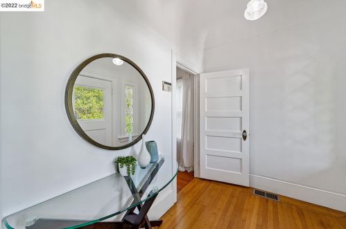 737 61st St, Oakland CA  94609-1207 exterior