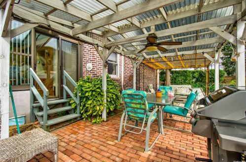 18 Surrey Rd, New Hyde Park NY  11040-2036 exterior