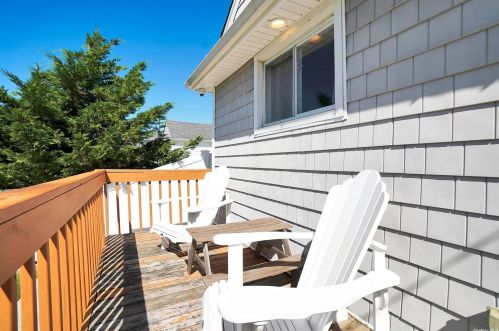 14 Seacrest Ave, North Lindenhurst, NY 11757-6831