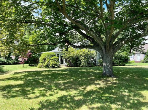 125 Bayway Ave, Bayshore, NY 11706-8215