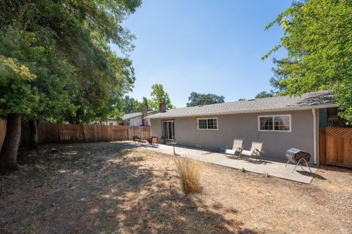 525 Oak Manor Dr, Ukiah CA  95482-5121 exterior