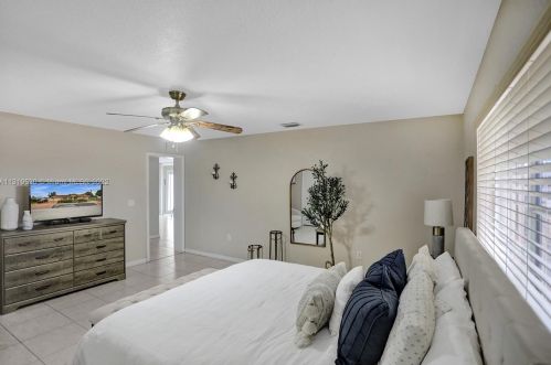 7215 15th Ave, Hialeah FL  33014-3805 exterior