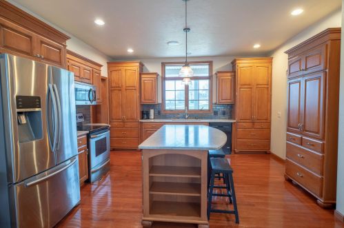 1300 Westbury Ct, Manitowoc WI  54220-8756 exterior