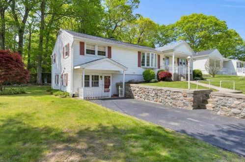 36 Chestnut Dr, Waterbury, CT 06716-2202