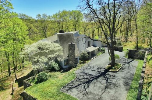 57 Lookout Rd, Tuxedo Park, NY 10987-4033