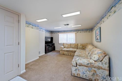 291 Park Dr, Woodbridge NJ  07095-0020 exterior