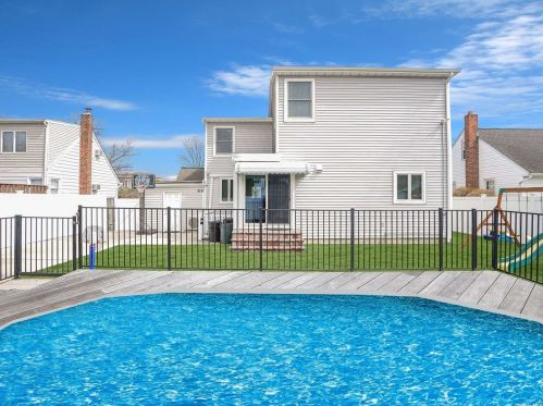 1087 Bowling Green Dr, Westbury, NY 11590-5517