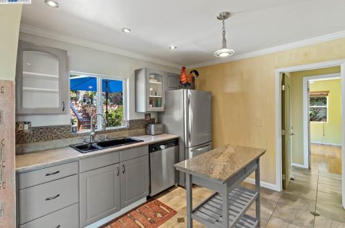 7950 Hillmont Dr, Oakland CA  94605-3521 exterior