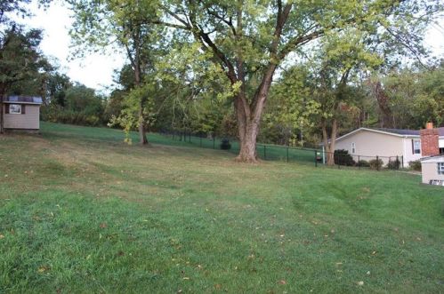 8 Harvest Ln, Finleyville, PA 15332-3016
