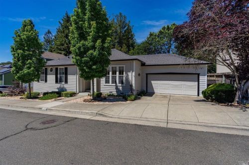 41 Royal Gorge St, Santa Rosa, CA 95409-4281