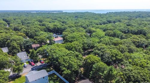 12 Sea Shore Ave, East Quogue, NY 11942-4526