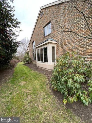 234 Willow Valley Dr, Lancaster PA  17602-4782 exterior