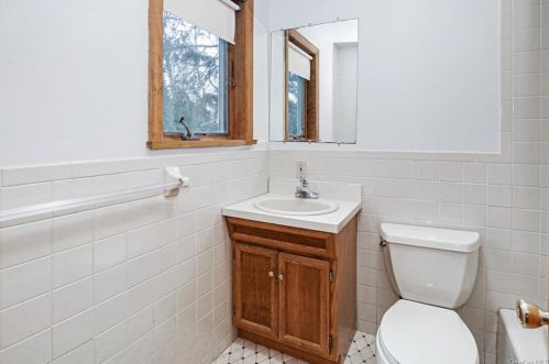 80 Donnybrook Rd, Scarsdale NY  10583-6704 exterior