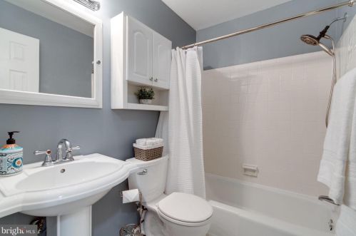 6614 Huntsman Blvd, Springfield VA 22152-2621 exterior