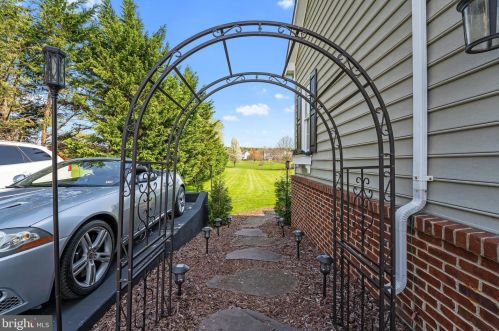 42306 Big Spg Ct, Leesburg VA 20176-6289 exterior