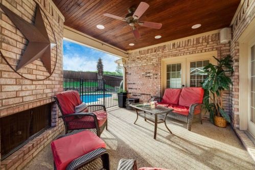 9427 Vis Cir, Irving TX  75063-5064 exterior