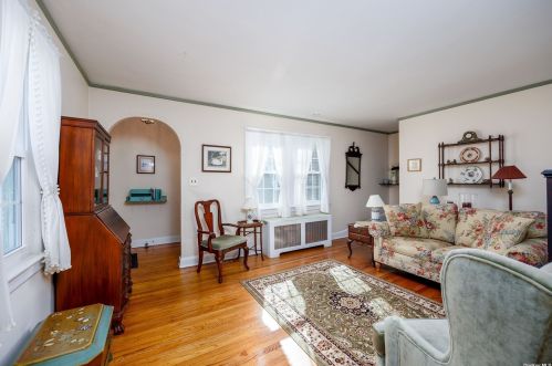 75 Carman Ave, East Rockaway NY  11518-1138 exterior