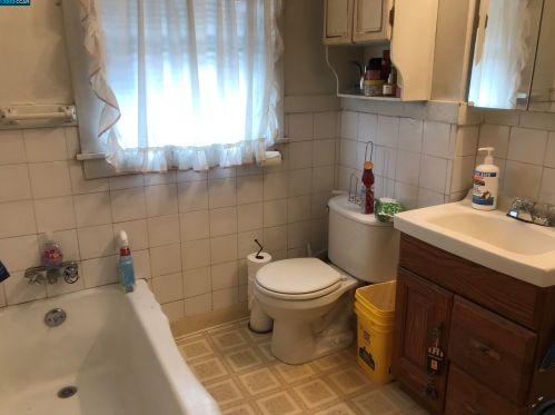 2033 87 Ave, Oakland CA  94621-1519 exterior