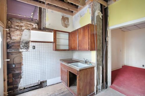 5 Eastman Ter, Poughkeepsie NY  12601-4306 exterior