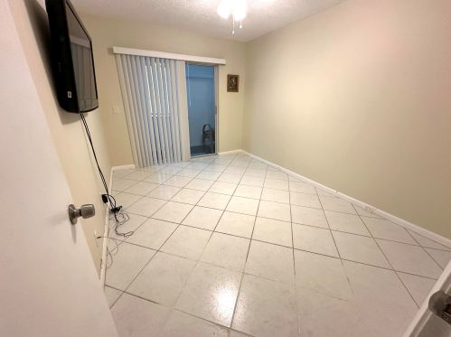 50 Kent D, West Palm Beach FL  33417-1707 exterior