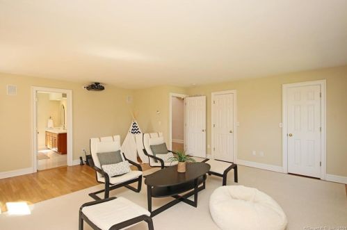 26 Oak Knoll Rd, Ridgefield CT  06877-4334 exterior