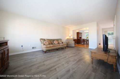 39 Shore Dr, Monmouth Hills NJ  07732-1027 exterior