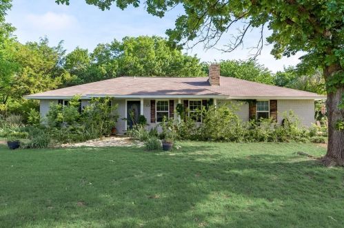 2021 Twin Oaks Dr, Midlothian, TX 76065-6379