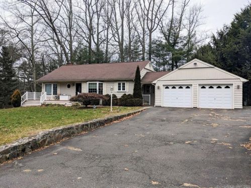 7 Lantern Hill Rd, Bridgeport, CT 06612-2218