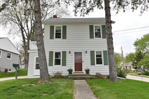 222 Hyde Park Ave, Waukesha, WI 53188-3050