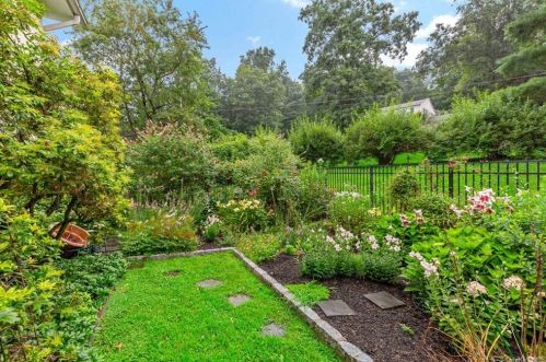 359 Cedar Dr, Briarcliff, NY 10510-2620