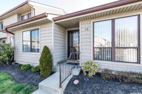 13 Stanford Ct, North Wantagh, NY 11793-1864