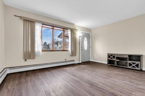 9 Meadow Rd, East Brunswick NJ  08816-4332 exterior