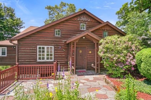 3463 Fenimore Ave, Mohegan Lake, NY 10547-1312