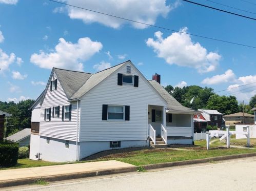 1107 Green St, Jeannette, PA 15644-1446