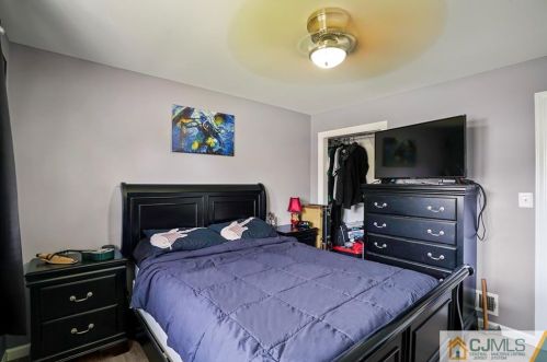 906 Lincoln Ave, Manville NJ  08835-2458 exterior