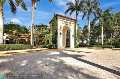 5098 168 Ave, Hollywood FL  33027-4913 exterior